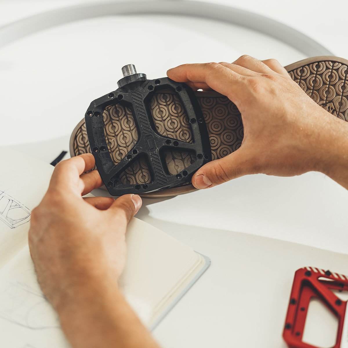 ONOFF -SHIELD V2 MTB PEDAL (Anthracite / Fuchsia / Blue)